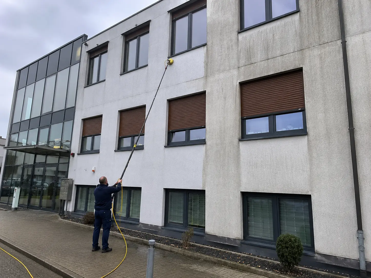 Fassadenreinigung mit Hochdruckreiniger an Gebäudefassade in Hagen